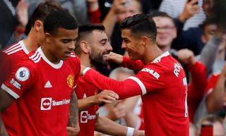 Ronaldo ghi 2 bàn lập loạt kỷ lục ‘khủng’, Pogba đạt hiệu suất kiến tạo đáng nể