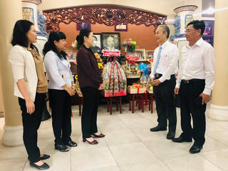Phó Chủ tịch Trương Thị Ngọc Ánh dâng hương tưởng niệm cố Luật sư Nguyễn Hữu Thọ