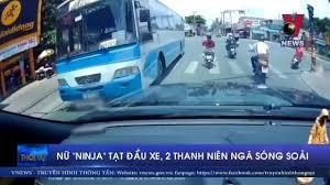 [VIDEO] Nữ 'Ninja' tạt đầu xe, 2 thanh niên ngã lăn ra đường
