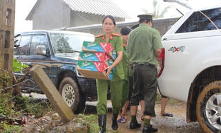 Tình người trong lũ dữ