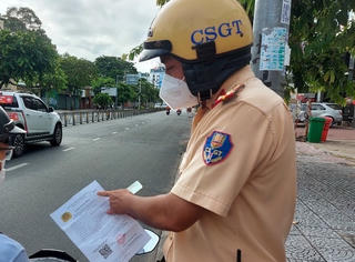 Nhóm người đi ô tô sử dụng giấy đi đường giả nhà báo để thông chốt