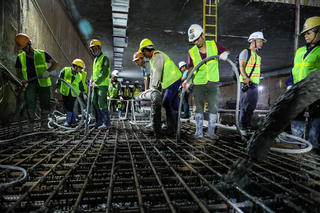 [VIDEO] Xuyên đêm để hợp long các khớp nối bản trung chuyển nhà ga ngầm S9