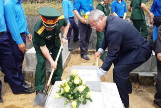 Đưa 12 hài cốt liệt sỹ hy sinh tại Lào về đất mẹ