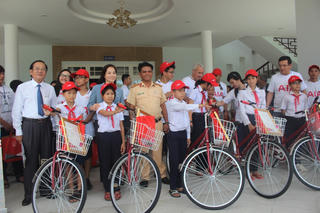 260 chiếc xe đạp và 5 hợp đồng bảo hiểm nhân thọ cho trẻ em có hoàn cảnh khó khăn