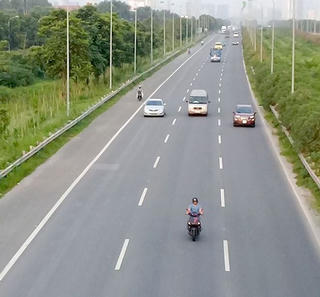 Xử lý xe máy đi vào làn đường ôtô trên Đại lộ Thăng Long