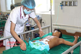 Kỳ Sơn (Nghệ An): Ẩu đả trong bếp ăn, 3 học sinh trọng thương