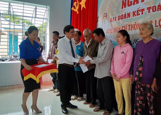 Phó Bí thư Thường trực Tỉnh ủy Khánh Hòa dự Ngày hội Đại đoàn kết thôn Lạc Lợi