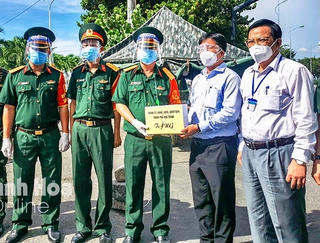 Bí thư Thành ủy Nha Trang thăm và tặng quà chốt kiểm soát dịch bệnh