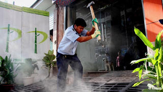 Chủ tịch TP HCM: Phải thông báo cho người dân trước khi 'đập vỉa hè'