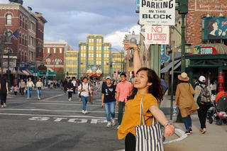 Nữ du học sinh 'xuyên không' mở tủ sách hỗ trợ học sinh nghèo