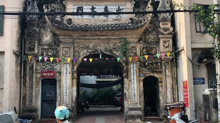 Cổng làng trong lòng phố phường Hà Nội vẫn nguyên vẹn hồn quê