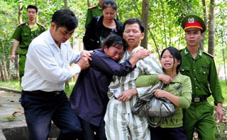 Tiếp tục thâm hụt ngân sách vì oan, sai