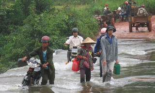 Cầu tiền tỷ 'đắp chiếu'