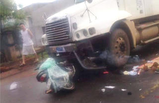 Một người đi xe máy tử vong do 'đấu đầu' xe container