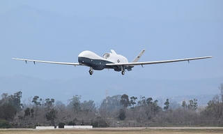 UAV trăm triệu USD Mỹ mài bụng trên đường băng