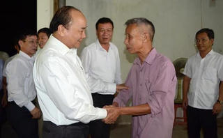 Thủ tướng Nguyễn Xuân Phúc thăm, tặng quà gia đình chính sách ở Nam Định