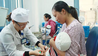 Kiểm nghiệm nghiêm ngặt vaccine trước khi đưa vào sử dụng