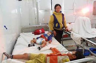 Mâu thuẫn gia đình, mẹ cho 2 con uống thuốc diệt cỏ