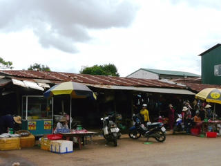 Chợ tiền tỷ vắng hoe