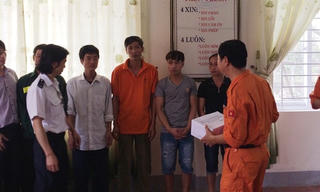 Cứu hộ 5 thuyền viên hoảng loạn khi rơi xuống biển