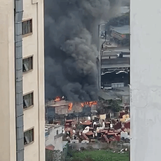 Hàng trăm người hoảng loạn, tháo chạy khỏi vụ cháy kinh hoàng