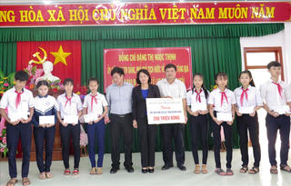 Phó Chủ tịch nước thăm hỏi và tặng quà cho bà con vùng lũ Quảng Ngãi