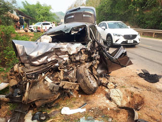 Va chạm với xe tải, xe con nát đầu, 3 người thương vong