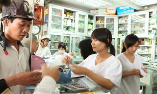 Dân nghèo mua thuốc giá cao