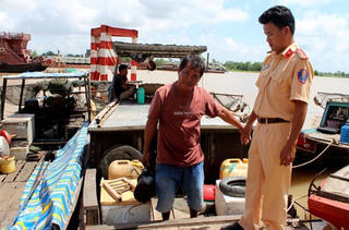 Xử lý nhiều ghe cào điện tận diệt  thuỷ sản trên sông Hậu