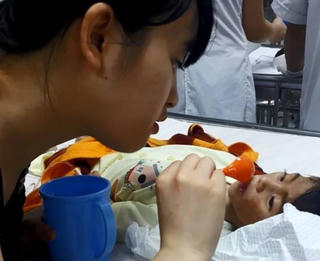 Bố đơn thân nuôi con suy dinh dưỡng nặng