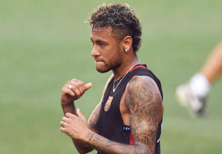 Neymar chào tạm biệt các đồng đội ở Barcelona