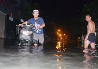 TP HCM: Hàng trăm nhà bị nhấn chìm vì nắp cống ngăn triều hỏng