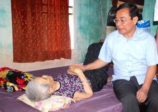 MTTQ Nghệ An tặng quà mẹ VNAH Trương Thị Thiệp