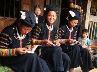 Phụ nữ Lô Lô và trang sức bạc