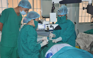 Kon Tum: Phẫu thuật đục thủy tinh thể cho 90 người bệnh