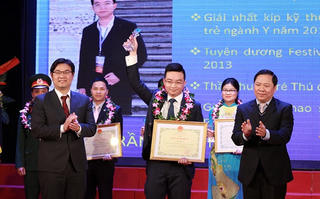 10 thầy thuốc trẻ Thủ đô tiêu biểu nhận giải thưởng Đặng Thùy Trâm