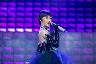 Lona hát hit của Binz, khiến Khắc Hưng bối rối vì quá xinh đẹp