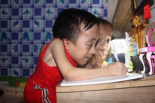 Chuyện của hai anh em xương thủy tinh