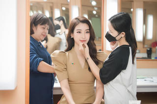 Đỗ Mỹ Linh ghi điểm nhờ gu thời trang thanh lịch khi đảm nhận vai trò mới