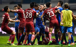Oscar bị treo giò 8 trận vì 'đá láo' ở Trung Quốc