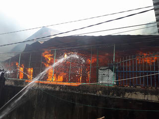 Đến nhà con trai chơi rồi tẩm xăng tự thiêu