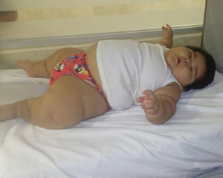 Bé 10 tháng nặng ngang trẻ 9 tuổi