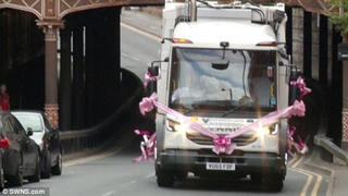 Cô dâu gây sốc vì dùng xe chở rác làm xe hoa