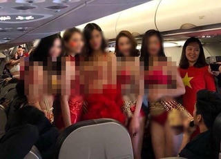 Vietjet bị phạt 40 triệu vì màn biểu diễn bikini trên máy bay chở đội tuyển U23