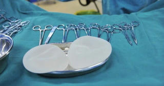 Vì sao cô gái tử vong khi nâng ngực ở TP HCM lại được đưa về Trà Vinh?