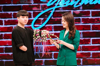 Nghị lực phi thường của chàng trai mất cả 2 tay