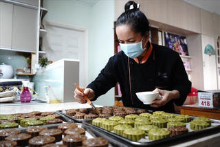 'Gói' yêu thương vào bánh trung thu gửi tặng bệnh nhi, y, bác sĩ tuyến đầu