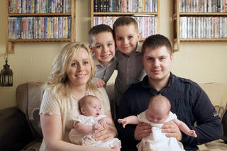 Hy hữu bà mẹ 2 lần mang thai đôi