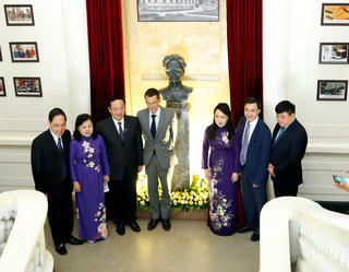 Khánh thành tượng nhà khoa học Marie Curie