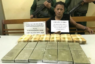 Bắt đối tượng vận chuyển 12 bánh heroin
